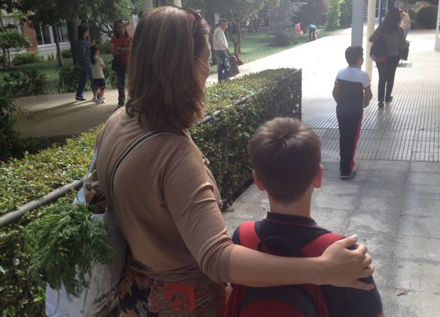 La belga Leticia Leinen, junto a su hijo, después de recoger la compra. La belga Leticia Leinen, junto a su hijo, después de recoger la compra.
