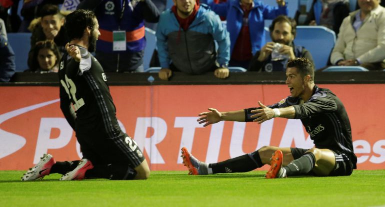 Isco y Cristiano celebran uno de los cuatro goles del Real Madrid al Celta para dejar la Liga casi sentenciada. Isco y Cristiano celebran uno de los cuatro goles del Real Madrid al Celta para dejar la Liga casi sentenciada.