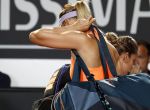 ROM01. ROMA (ITALIA), 16/05/2017.- La tenista rusa Maria Sharapova se retira del campo tras informar de una lesión durante su enfrentamiento contra la croata Mirjana Lucic-Baroni durante el Abierto de Tenis de Italia hoy, martes 16 de mayo de 2017, en el Foro Itálico de la ciudad de Roma (Italia). EFE/ETTORE FERRARI