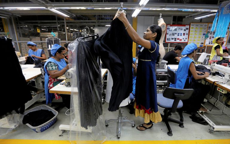 Una mujer trabajando en una de las factorias de Sri Lanka en el sector textil Una mujer trabajando en una de las factorias de Sri Lanka en el sector textil