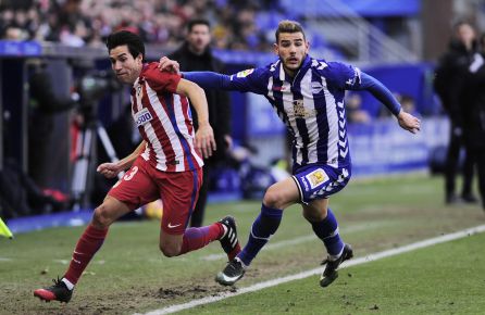Theo Hernández, hasta ahora cedido por el Atlético al Alavés, en una acción con el rojiblanco Nico Gaitán. Theo Hernández, hasta ahora cedido por el Atlético al Alavés, en una acción con el rojiblanco Nico Gaitán.