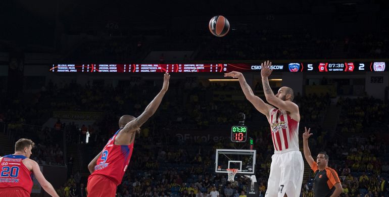 Spanoulis lanza un triple a canasta ante el CSKA Spanoulis lanza un triple a canasta ante el CSKA