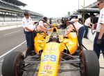 SCM42. INDIANÁPOLIS (EE.UU.), 19/05/2017.- El piloto español Fernando Alonso (c) participa de un entrenamiento en el circuito de las 500 Millas de Indianápolis hoy, viernes 19 de mayo de 2017, en Indianápolis, Indiana (EE.UU.). En la 101 edición de la legendaria carrera, que se disputará el 28 de mayo, tomarán la salida siete pilotos que ya la han ganado: Juan Pablo Montoya, Buddy Lazier, Helio Catroneves, Scott Dixon, Tony Kanaan, Alexander Rossi (vencedor el año pasado) y Ryan Hunter-Reay. EFE/STEVE C. MITCHELL