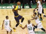 LeBron, rodeado de jugadores de los Celtics