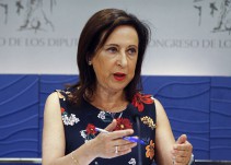 Margarita Robles y un diputado 'susanista' se enzarzan en el Congreso por discrepancias en el voto de una ley
