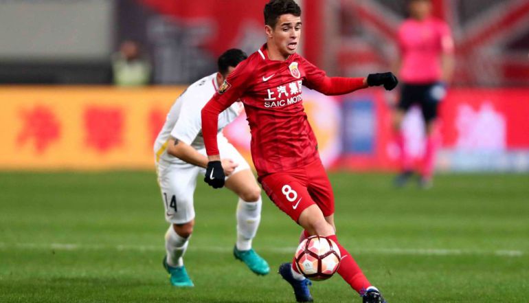 Oscar en uno de sus partidos en la liga china Oscar en uno de sus partidos en la liga china