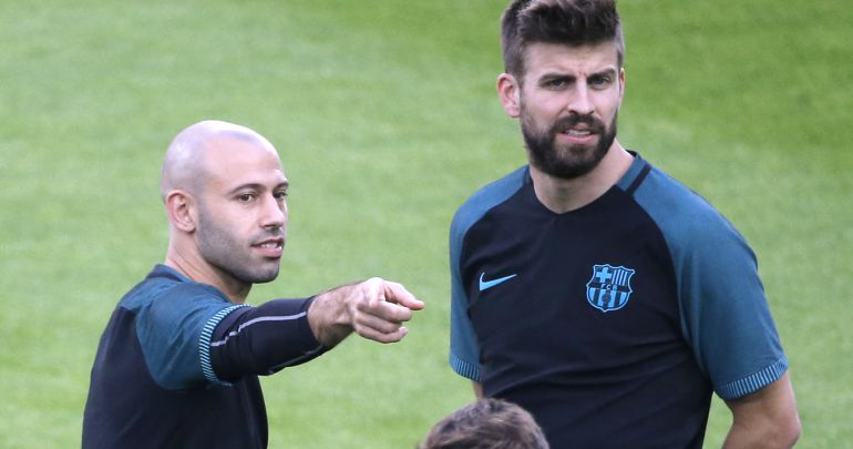 Mascherano y Piqué, en un entrenamiento con el Barcelona. Mascherano y Piqué, en un entrenamiento con el Barcelona.