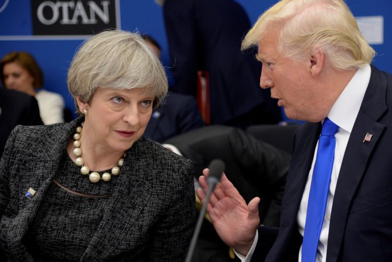 Theresa May y Donald Trump conversan durante la reunión de la OTAN Theresa May y Donald Trump conversan durante la reunión de la OTAN