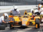 IND23. INDIANAPOLIS (IN, EE.UU.), 26/05/2017.- El español Fernando Alonso (c) participa en la última sesión de entrenamientos de las 500 Millas de Indianápolis hoy, viernes 26 de mayo de 2017, en Indianápolis, Indiana (EE.UU.). El premio se correrá este domingo, 28 de mayo. EFE/Steve C. Mitchell