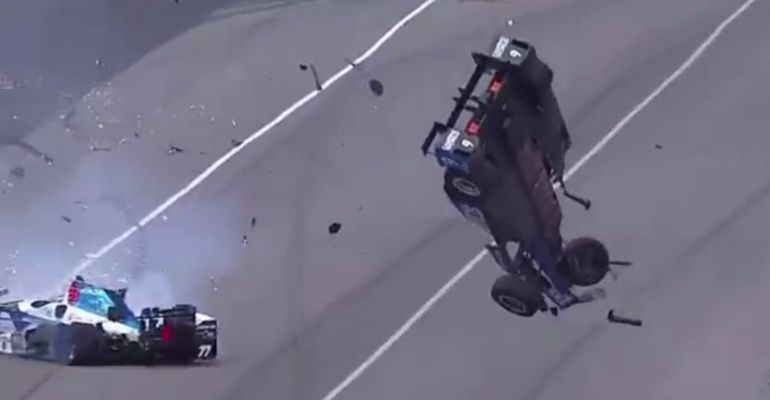 El monoplaza de Scott Dixon sale volando por los aires tras chocarse con Jay Howard El monoplaza de Scott Dixon sale volando por los aires tras chocarse con Jay Howard