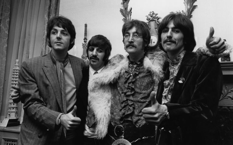 Los Beatles posan para la prensa en la presentación del disco en casa de su manager Brian Epstein (Londres, 1967) Los Beatles posan para la prensa en la presentación del disco en casa de su manager Brian Epstein (Londres, 1967)