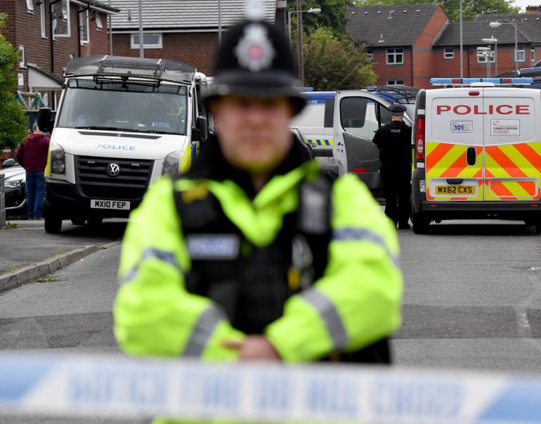 Un policía custodia una zona del barrio de Moss SIde. Un policía custodia una zona del barrio de Moss SIde.