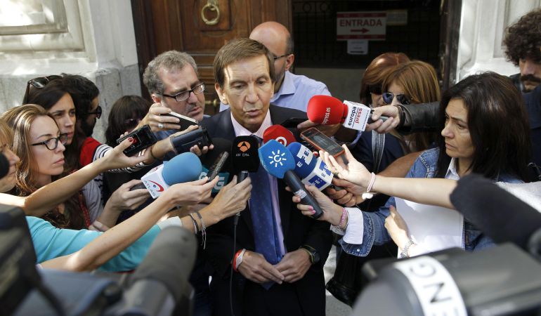 El fiscal anticorrupción, Manuel Moix, atendiendo a un grupo de periodistas El fiscal anticorrupción, Manuel Moix, atendiendo a un grupo de periodistas