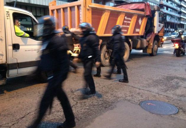 Mossos dispersan a jóvenes protestando contra las detenciones en Barcelona en 2014 Mossos dispersan a jóvenes protestando contra las detenciones en Barcelona en 2014