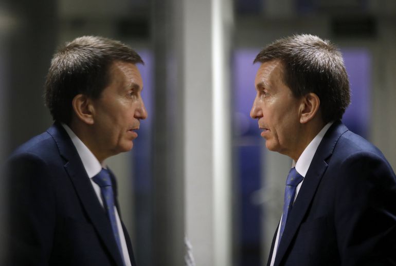 El fiscal jefe Anticorrupción, Manuel Moix (d), reflejado en un cristal con motivo de su entrevista en el programa 'Hora 25' El fiscal jefe Anticorrupción, Manuel Moix (d), reflejado en un cristal con motivo de su entrevista en el programa 'Hora 25'