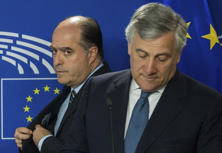 El presidente del Parlamento Europeo (PE), Antonio Tajani (d), y el presidente de la Asamblea Nacional de Venezuela, el opositor Julio Borges, durante la rueda de prensa El presidente del Parlamento Europeo (PE), Antonio Tajani (d), y el presidente de la Asamblea Nacional de Venezuela, el opositor Julio Borges, durante la rueda de prensa