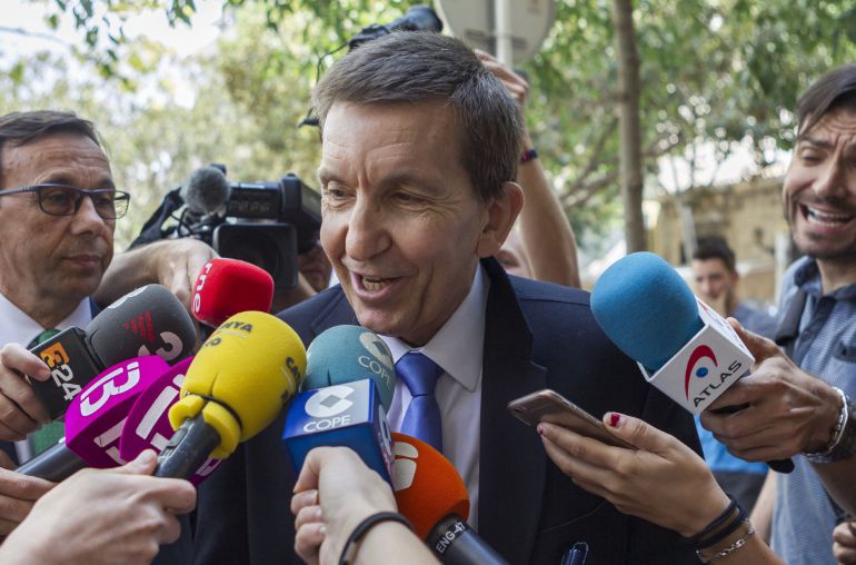 El fiscal jefe Anticorrupción, Manuel Moix, contesta a las preguntas de los periodistas poco antes de la reunión que ha mantenido hoy en Palma de Mallorca con el fiscal jefe de Baleares, Bartolome Barcelo El fiscal jefe Anticorrupción, Manuel Moix, contesta a las preguntas de los periodistas poco antes de la reunión que ha mantenido hoy en Palma de Mallorca con el fiscal jefe de Baleares, Bartolome Barcelo