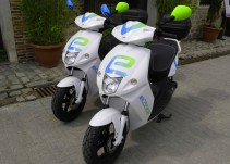 Así funciona el ‘motosharing’: los vehículos eléctricos y compartidos de dos ruedas que hacen competencia a Car2Go