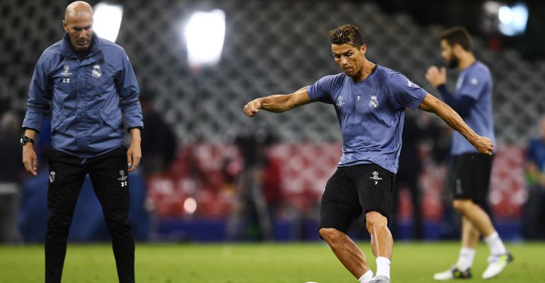Zinedine Zidane observa como Cristiano Ronaldo golpea al balón en el entrenamiento previo a la final Zinedine Zidane observa como Cristiano Ronaldo golpea al balón en el entrenamiento previo a la final