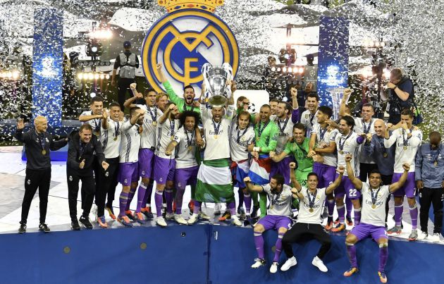 Los jugadores del Real Madrid celebran su triunfo en el césped del estadio de Cardiff. Los jugadores del Real Madrid celebran su triunfo en el césped del estadio de Cardiff.