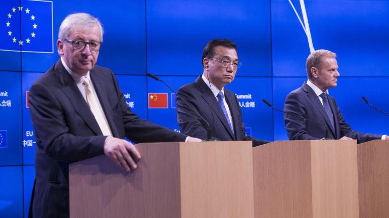 El presidente de la Comisión Europea, Jean-Claude Juncker (i), el primer ministro chino, Li Keqiang (c) y el presidente del Consejo Europeo, Donald Tusk (d), durante la rueda de prensa conjunta El presidente de la Comisión Europea, Jean-Claude Juncker (i), el primer ministro chino, Li Keqiang (c) y el presidente del Consejo Europeo, Donald Tusk (d), durante la rueda de prensa conjunta