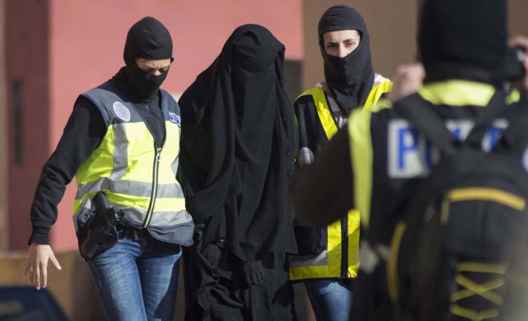 Agentes españoles detienen a una mujer en Melilla en una operación contra el terrorismo yihadista, el pasado 16 de diciembre Agentes españoles detienen a una mujer en Melilla en una operación contra el terrorismo yihadista, el pasado 16 de diciembre