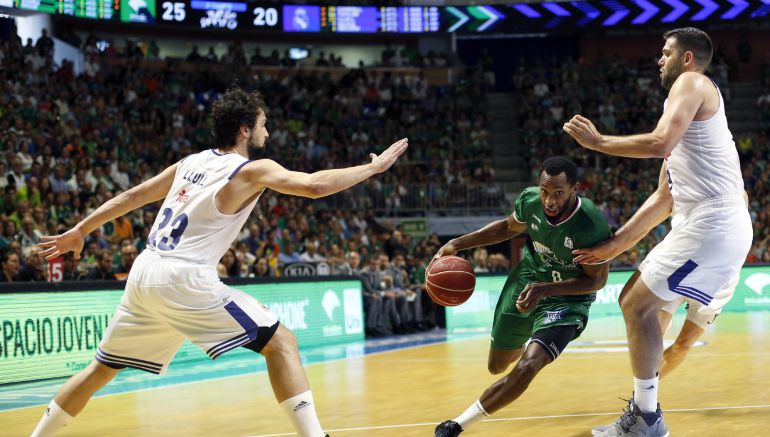 Llull y Felipe Reyes defienden una acción de Kyle Fogg Llull y Felipe Reyes defienden una acción de Kyle Fogg
