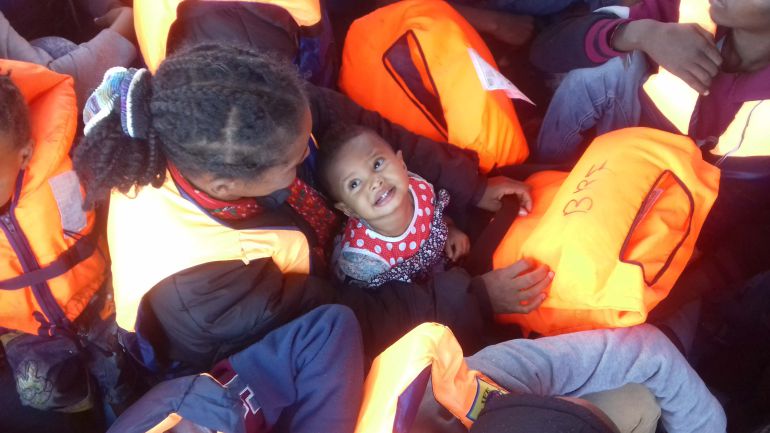 Una niña con su madre en el barco de madera. Una niña con su madre en el barco de madera.