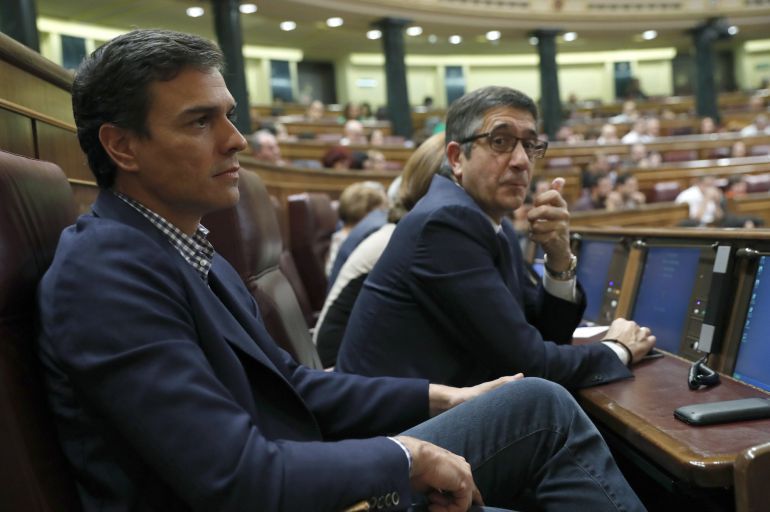 Pedro Sánchez y Patxi López en el Congreso, en una fotografía de archivo. Pedro Sánchez y Patxi López en el Congreso, en una fotografía de archivo.