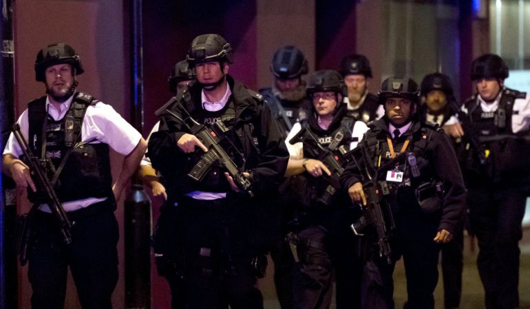 Grupo de policias unidos tras el atentado. Grupo de policias unidos tras el atentado.