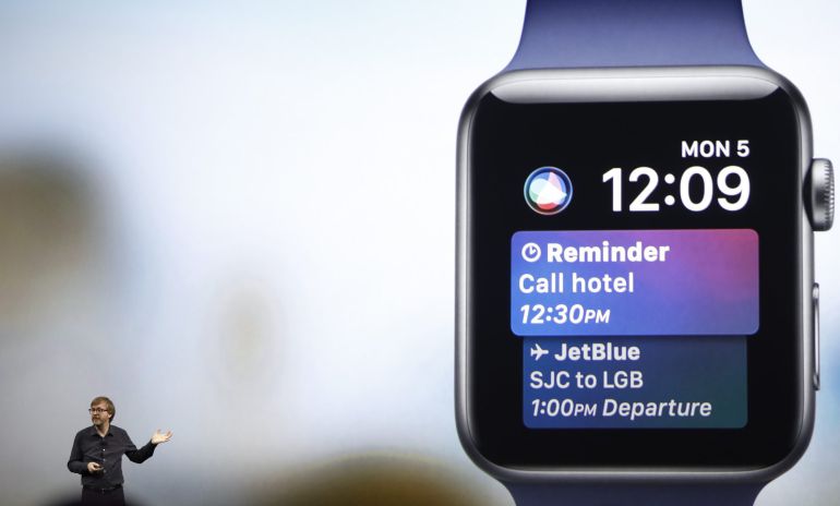La carátula de Siri para el Apple Watch muestra tarjetas con información relevante para el usuario. La carátula de Siri para el Apple Watch muestra tarjetas con información relevante para el usuario.