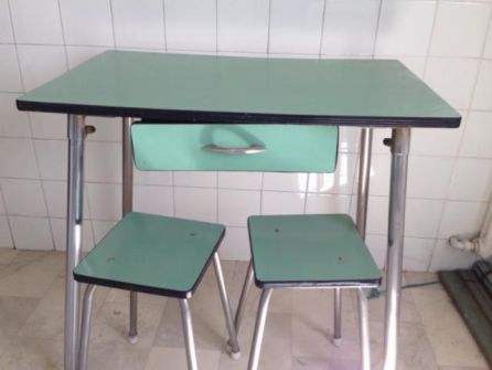 Taburetes y mesa de formica típicas de las cocinas de la época. Taburetes y mesa de formica típicas de las cocinas de la época.