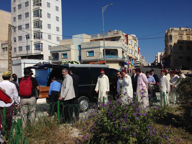 El féretro del escritor llega al cementerio de Larache. El féretro del escritor llega al cementerio de Larache.