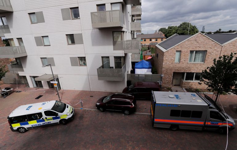 Vehículos policiales en el exterior de una vivienda en el barrio de Barking, al este de Londres. Vehículos policiales en el exterior de una vivienda en el barrio de Barking, al este de Londres.