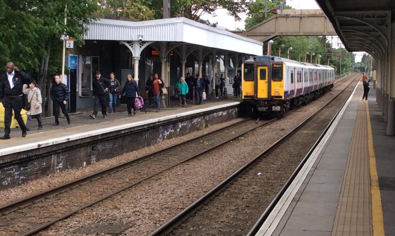 Estación de Chingford, a unos 40 minutos en tren de Londres Estación de Chingford, a unos 40 minutos en tren de Londres