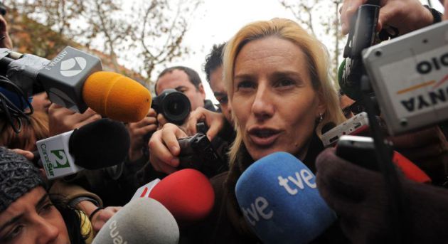 Marta Domínguez rodeada de periodistas en un juzgado Marta Domínguez rodeada de periodistas en un juzgado