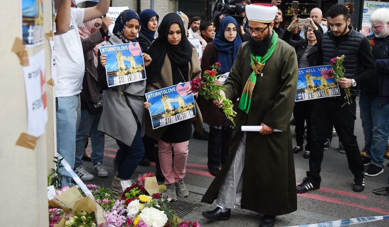 Miembros de la comunidad musulmana de Londres depositan flores junto al mercado de Borough, donde tuvieron lugar los atentados. Miembros de la comunidad musulmana de Londres depositan flores junto al mercado de Borough, donde tuvieron lugar los atentados.