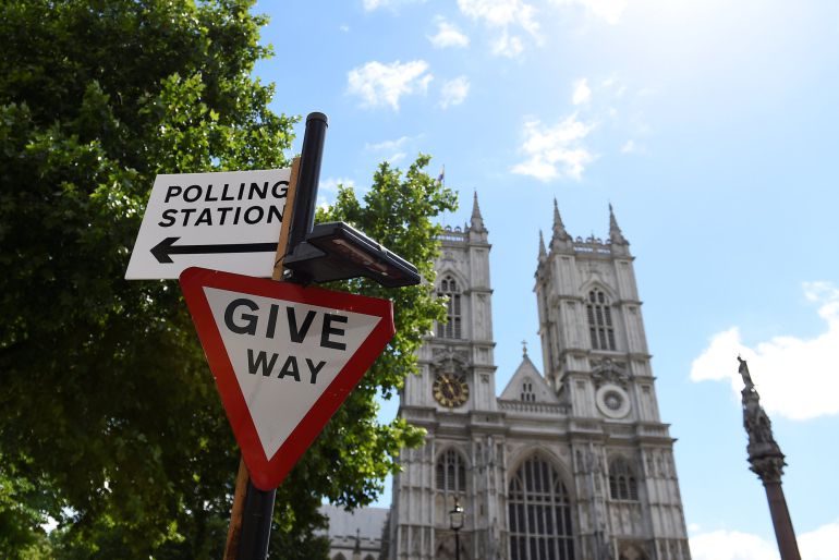 Una señal de colegio electoral en Westminster en el centro de Londres Una señal de colegio electoral en Westminster en el centro de Londres