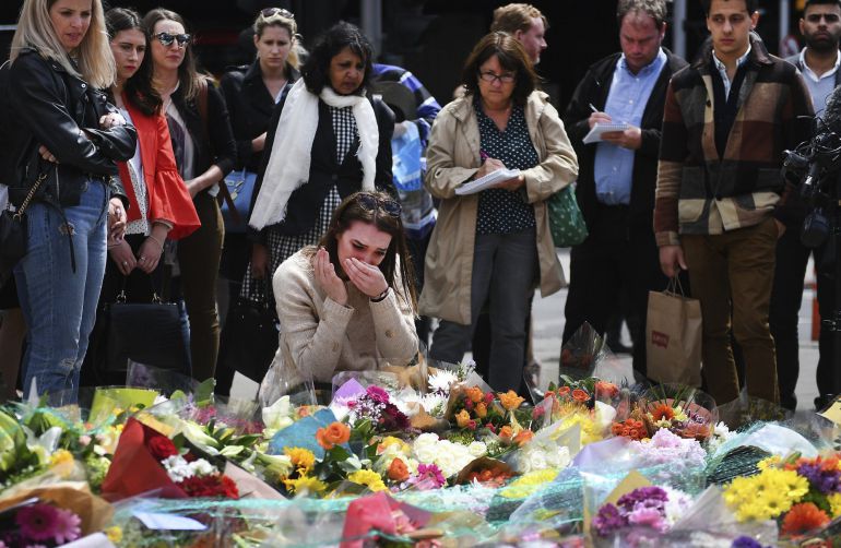 Una mujer llora mientras contempla las flores colocadas como homenaje a las víctimas del atentado terrorista del pasado sábado en Londres Una mujer llora mientras contempla las flores colocadas como homenaje a las víctimas del atentado terrorista del pasado sábado en Londres