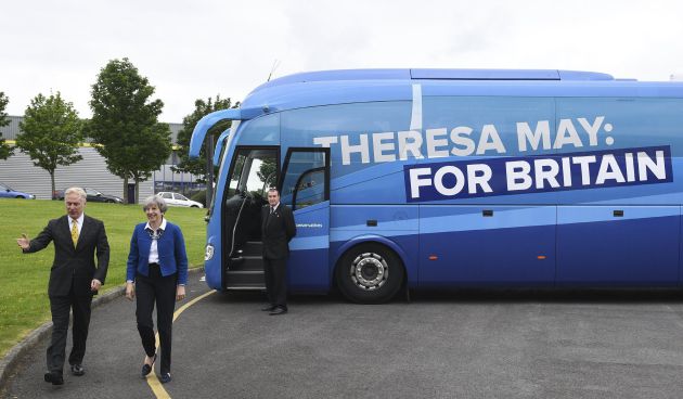 La primera ministra británica, Theresa May (2i) a su llegada a una visita a una fábrica textil durante un acto de campaña electoral en Accrington, Lancashire, Reino Unido La primera ministra británica, Theresa May (2i) a su llegada a una visita a una fábrica textil durante un acto de campaña electoral en Accrington, Lancashire, Reino Unido