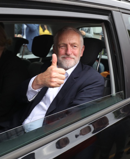 El líder laborista, Jeremy Corbyn, saludando a sus seguidores El líder laborista, Jeremy Corbyn, saludando a sus seguidores