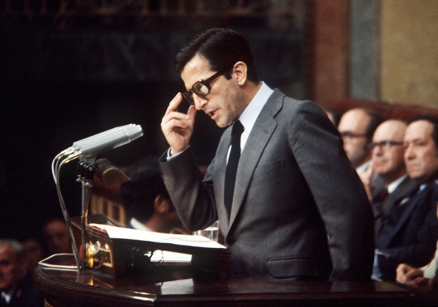 El Presidente del Gobierno Adolfo Suárez, responde al diputado socialista, Felipe González, en el transcurso del debate parlamentario sobre la moción de censura, presentada poe el PSOE El Presidente del Gobierno Adolfo Suárez, responde al diputado socialista, Felipe González, en el transcurso del debate parlamentario sobre la moción de censura, presentada poe el PSOE