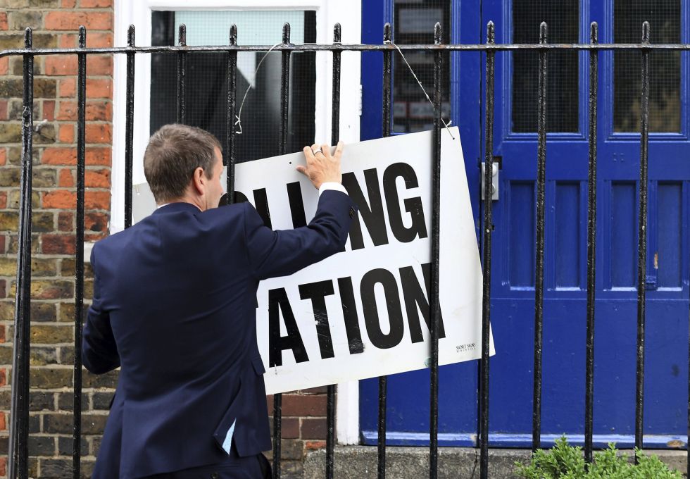 Un funcionario ultima los preparativos de la jornada electoral a las puertas de un colegio electoral en el distrito de Islington en Londres. Un funcionario ultima los preparativos de la jornada electoral a las puertas de un colegio electoral en el distrito de Islington en Londres.