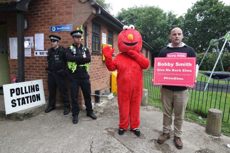 Cadindato Bobby Smith acude a las jornadas electorales con Elmo, icono de su partido. Cadindato Bobby Smith acude a las jornadas electorales con Elmo, icono de su partido.