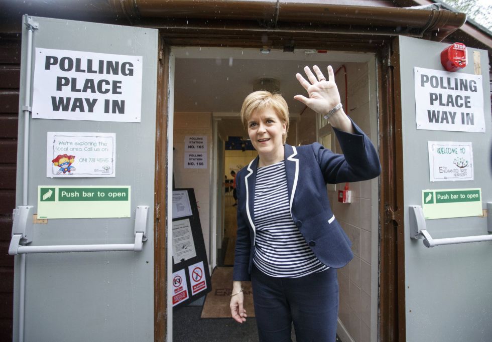 La ministra principal de Escocia, la independentista Nicola Sturgeon, llega a un colegio electoral. La ministra principal de Escocia, la independentista Nicola Sturgeon, llega a un colegio electoral.
