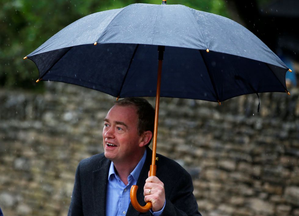 Tim Farron líder del Partido Liberal acude a las jornadas electorales. Tim Farron líder del Partido Liberal acude a las jornadas electorales.