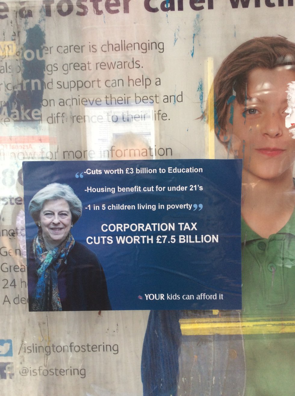 Lo más parecido a propaganda electoral que uno ve en estas calles de Londres: un cartel contra los recortes del gobierno de May Lo más parecido a propaganda electoral que uno ve en estas calles de Londres: un cartel contra los recortes del gobierno de May