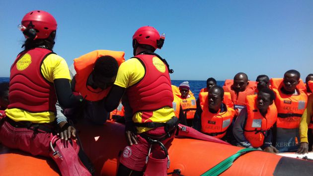Rescate de náufragos por el Golfo Azzurro. Rescate de náufragos por el Golfo Azzurro.