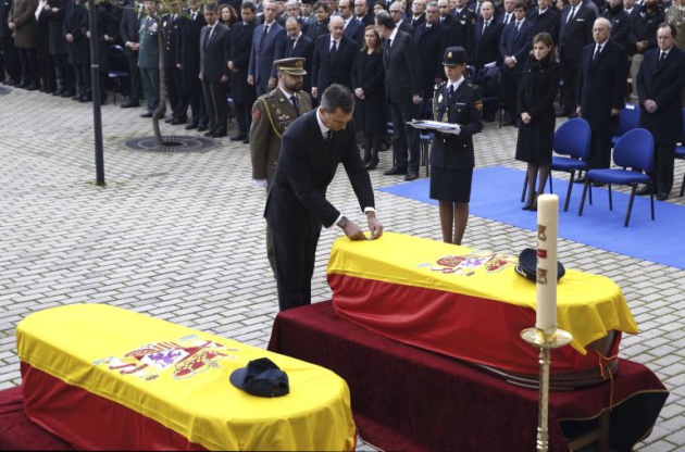Felipe VI impone la Cruz de Oro al Mérito Policial a título póstumo a los policías fallecidos en el atentado talibán perpetrado en la embajada española en Kabul Felipe VI impone la Cruz de Oro al Mérito Policial a título póstumo a los policías fallecidos en el atentado talibán perpetrado en la embajada española en Kabul