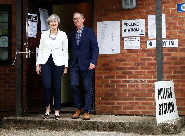 La primera ministra Theresa May con su esposo Philip saliendo de la mesa electoral La primera ministra Theresa May con su esposo Philip saliendo de la mesa electoral